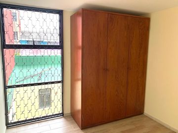 CASA EN VENTA TOTALMENTE REMODELADA.  ,3 RECAMARAS ESTUDIO EN PB CON BAÑO COMPLETO, (CUARTO DE SERVICIO), 45m2 de jardín trasero + pequeño jardín deco