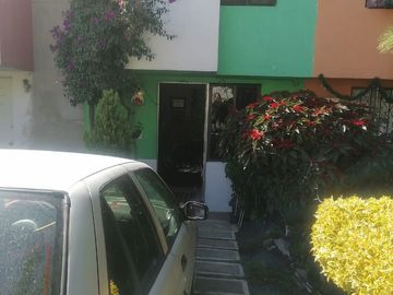 CASA 2 PISOS EN PRIVADA