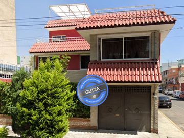 Casa en Nueva Vallejo Gustavo A. Madero CDMX. Remates Exclusivos, Tu nuevo hogar te espera.