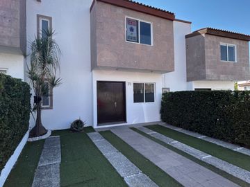 BONITA CASA EN VENTA EN PRIVADA CIRUELOS DENTRO DE EL MIRADOR, QUERETARO