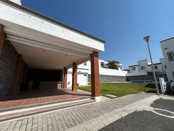 BONITA CASA EN VENTA EN PRIVADA CIRUELOS DENTRO DE EL MIRADOR, QUERETARO