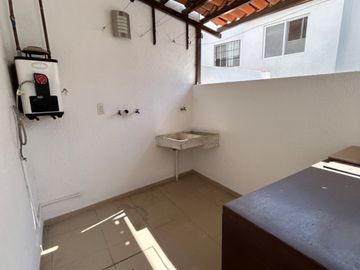 BONITA CASA EN VENTA EN PRIVADA CIRUELOS DENTRO DE EL MIRADOR, QUERETARO