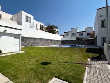 BONITA CASA EN VENTA EN PRIVADA CIRUELOS DENTRO DE EL MIRADOR, QUERETARO