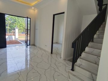 Rumah Dijual SIAP HUNI Bergaya Eropa Area Grand Depok City Dekat Jl Margonda Stasiun Depok [AR110]