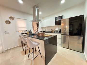 Venta de casa en Playa del Carmen – Entrega inmediata en Jardines de Mayakoba, ideal para tu familia, con alberca y seguridad