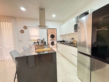 Venta de casa en Playa del Carmen – Entrega inmediata en Jardines de Mayakoba, ideal para tu familia, con alberca y seguridad