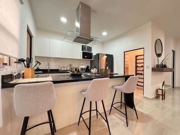 Venta de casa en Playa del Carmen – Entrega inmediata en Jardines de Mayakoba, ideal para tu familia, con alberca y seguridad
