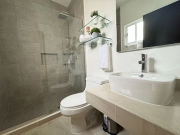 Venta de casa en Playa del Carmen – Entrega inmediata en Jardines de Mayakoba, ideal para tu familia, con alberca y seguridad