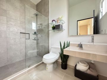 Venta de casa en Playa del Carmen – Entrega inmediata en Jardines de Mayakoba, ideal para tu familia, con alberca y seguridad