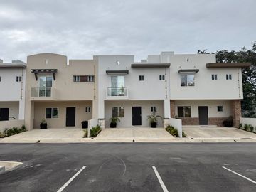 Venta de casa en Playa del Carmen – Entrega inmediata en Jardines de Mayakoba, ideal para tu familia, con alberca y seguridad