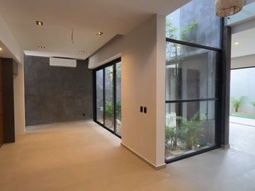 Venta de Casa de Lujo en Senderos de Mayakoba, Playa del Carmen | Alberca Privada, Rooftop con Firepit + Terraza Panorámica