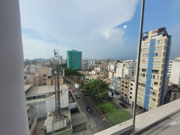 AMPLIO Y HERMOSO DEPARTAMENTO CON VISTA PANORAMICA  EN LA CUADRA 6 DE LA  AV. PRINCIPAL - SURQUILLO
