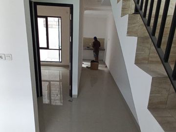 Rumah Murah Modern Gununganyar Perumahan Royal Paka dkt Rungkut MERR