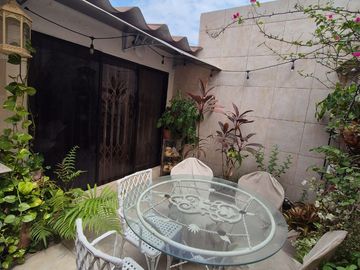 Casa Rentera en Venta en la Alborada, 2 Departamentos, 1 Garaje, Norte de Guayaquil.