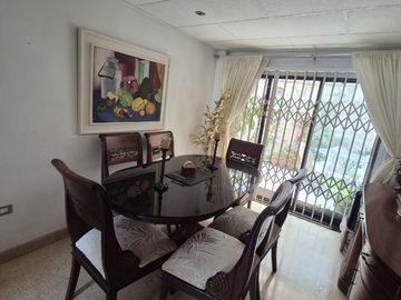 Casa Rentera en Venta en la Alborada, 2 Departamentos, 1 Garaje, Norte de Guayaquil.