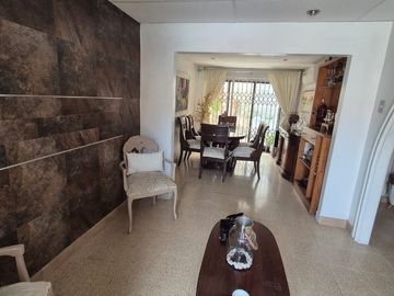 Casa Rentera en Venta en la Alborada, 2 Departamentos, 1 Garaje, Norte de Guayaquil.