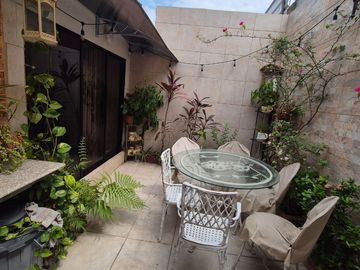 Casa Rentera en Venta en la Alborada, 2 Departamentos, 1 Garaje, Norte de Guayaquil.