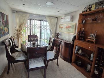 Casa Rentera en Venta en la Alborada, 2 Departamentos, 1 Garaje, Norte de Guayaquil.