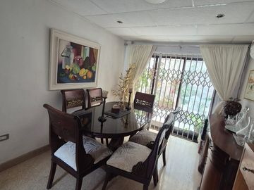 Casa Rentera en Venta en la Alborada, 2 Departamentos, 1 Garaje, Norte de Guayaquil.