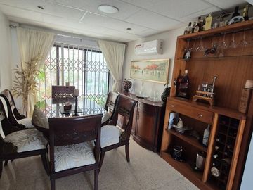 Casa Rentera en Venta en la Alborada, 2 Departamentos, 1 Garaje, Norte de Guayaquil.