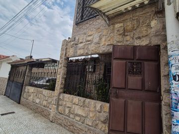 Casa Rentera en Venta en la Alborada, 2 Departamentos, 1 Garaje, Norte de Guayaquil.