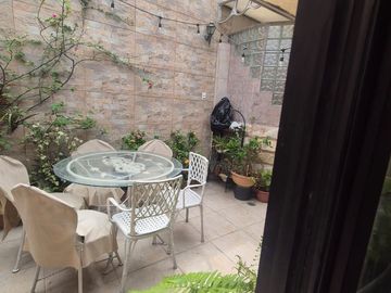 Casa Rentera en Venta en la Alborada, 2 Departamentos, 1 Garaje, Norte de Guayaquil.