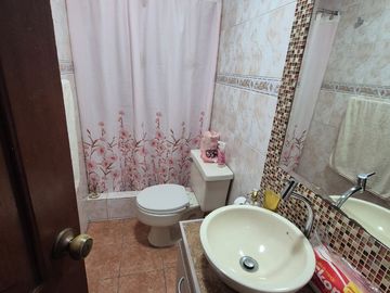 Casa Rentera en Venta en la Alborada, 2 Departamentos, 1 Garaje, Norte de Guayaquil.