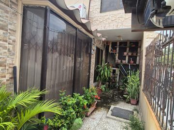 Casa Rentera en Venta en la Alborada, 2 Departamentos, 1 Garaje, Norte de Guayaquil.