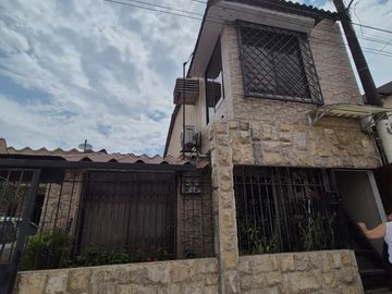 Casa Rentera en Venta en la Alborada, 2 Departamentos, 1 Garaje, Norte de Guayaquil.