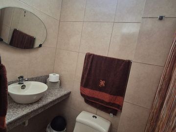 Casa Rentera en Venta en la Alborada, 2 Departamentos, 1 Garaje, Norte de Guayaquil.