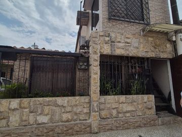 Casa Rentera en Venta en la Alborada, 2 Departamentos, 1 Garaje, Norte de Guayaquil.
