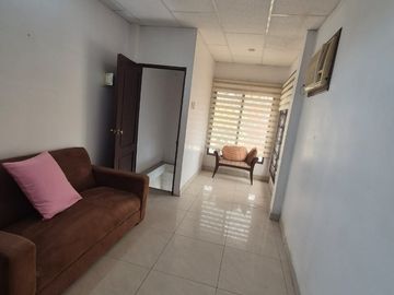 Casa Rentera en Venta en la Alborada, 2 Departamentos, 1 Garaje, Norte de Guayaquil.