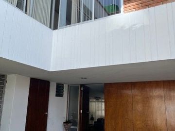 VENDO CASA SAN ISIDRO EXCELENTE UBICACION CON MUCHO POTENCIAL