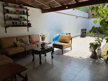VENDO CASA SAN ISIDRO EXCELENTE UBICACION CON MUCHO POTENCIAL