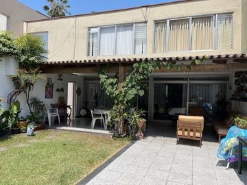 VENDO CASA SAN ISIDRO EXCELENTE UBICACION CON MUCHO POTENCIAL