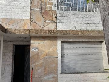 Vendo Casa Fisherton Av. E. Peron y J. Zuviria. 