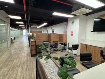 Oficina Prime Implementada de 253 m² con Vista Al Golf Los Incas en Surco