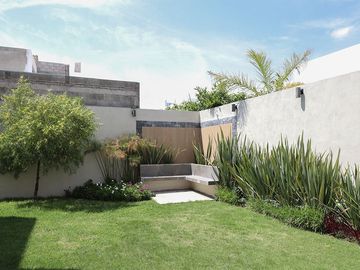Casa en Venta en Club de Golf La Loma con Alberca.
