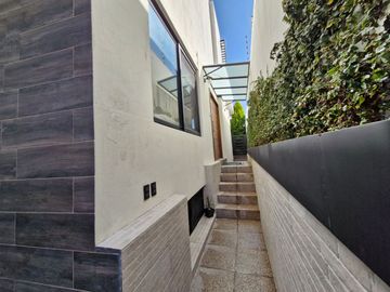 Casa Residencial en venta en fracc Solares Zapopan cuenta con sotano