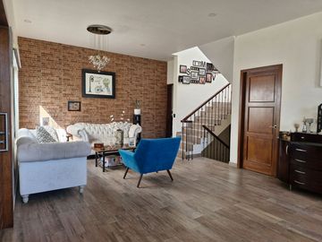 Casa Residencial en venta en fracc Solares Zapopan cuenta con sotano