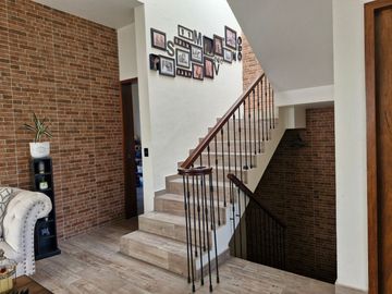 Casa Residencial en venta en fracc Solares Zapopan cuenta con sotano