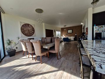 Casa Residencial en venta en fracc Solares Zapopan cuenta con sotano