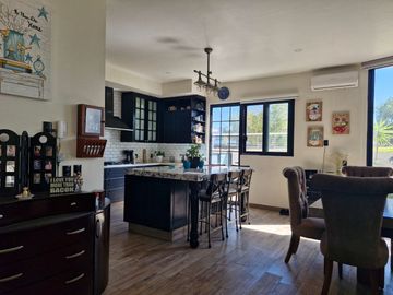 Casa Residencial en venta en fracc Solares Zapopan cuenta con sotano