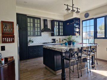 Casa Residencial en venta en fracc Solares Zapopan cuenta con sotano