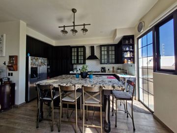 Casa Residencial en venta en fracc Solares Zapopan cuenta con sotano