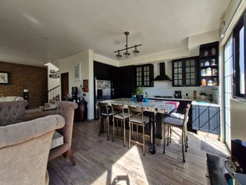 Casa Residencial en venta en fracc Solares Zapopan cuenta con sotano