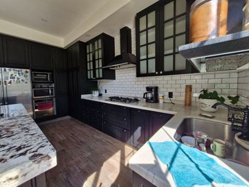 Casa Residencial en venta en fracc Solares Zapopan cuenta con sotano