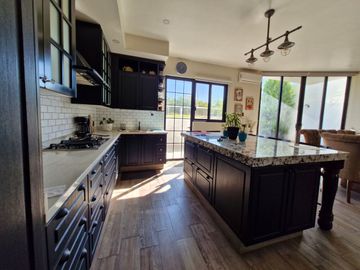 Casa Residencial en venta en fracc Solares Zapopan cuenta con sotano