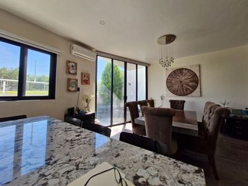 Casa Residencial en venta en fracc Solares Zapopan cuenta con sotano
