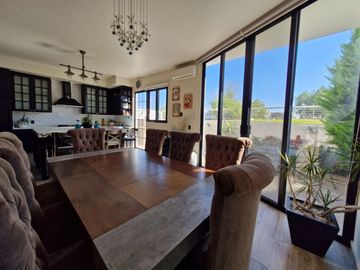 Casa Residencial en venta en fracc Solares Zapopan cuenta con sotano